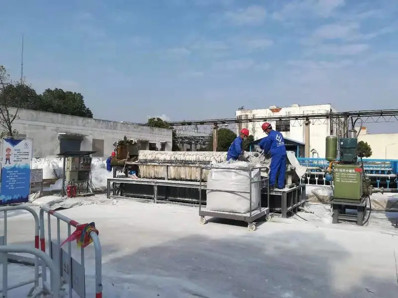 China Petrochemical Anqing wastewater pool non-stop vehicle cleaning operation.